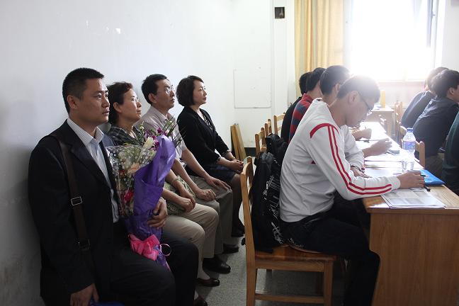 校党委副书记蔡莉教授慰问日本av
教师